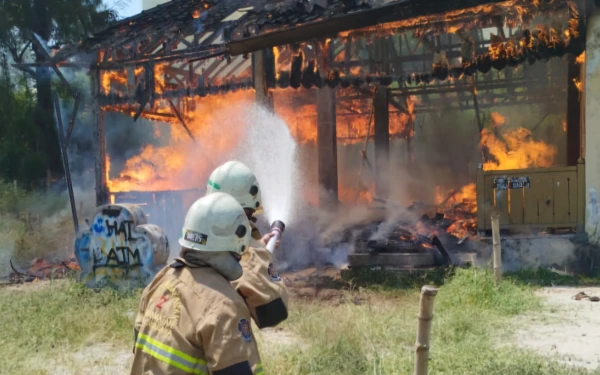 Thumbnail Berita - Gedung Kosong di Mayjen Sungkono Terbakar, Merembet ke Alang-Alang