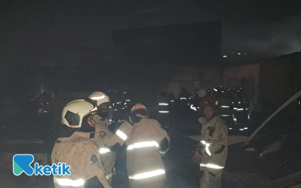 Thumbnail Berita - 7 Rumah di Jemur Wonosari Surabaya Hangus Terbakar, Diduga Akibat Ledakan LPG