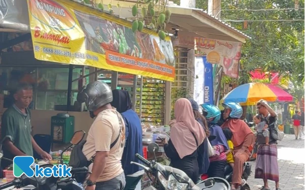 Thumbnail Berita - Cerita Ibu Irul, Sosok Inspiratif di Balik Lahirnya Kampung Kue Surabaya