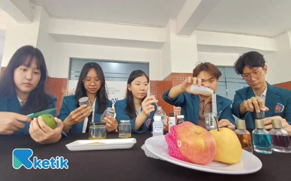 Thumbnail Berita - Lima Mahasiswa Ubaya Ubah Limbah Buah Jadi Parfum