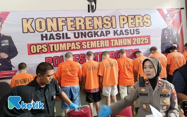 Thumbnail Berita - Operasi Tumpas Narkoba di Situbondo Amankan 11 Tersangka, Pecatan Polisi Turut Ditangkap