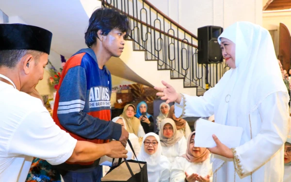 Thumbnail Berita - Rumah Terbakar! Tabungan Musisi Jalanan Ludes, Khofifah Datang Bawa Harapan