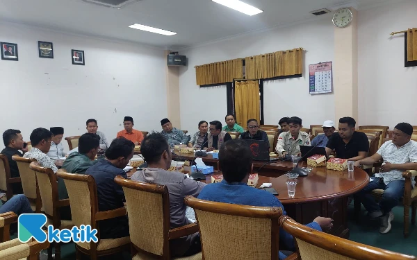 Thumbnail AMS audiensi ke DPRD Sampang soal proyek jembatan Daleman Kecamatan Kedungdung. Hadir dalam audiensi tersebut, DPRD Sampang, BPBD Sampang, PUPR Sampang, Pengawas dan Pelaksana. Jumat, 19 September 2025. (Foto: Mat Jusi/Ketik).