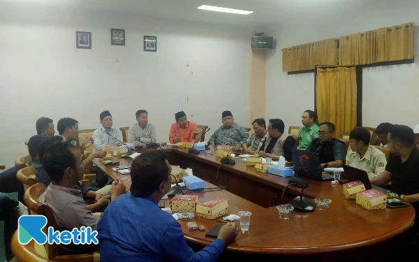 Thumbnail AMS audiensi ke DPRD Sampang terkait pengerjaan rekonstruksi jembatan penghubung Desa Daleman-Pasarenan, Kecamatan Kedungdung, Kabupaten Sampang di rung komisi besar. Jumat, 19 September 2025 (Foto: Mat Jusi/Ketik).