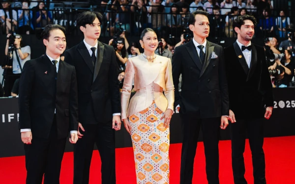 Thumbnail Berita - Dian Sastro hingga Devano, Deretan Artis Indonesia Hadiri BIFF 2025