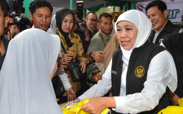 Thumbnail Berita - Gubernur Jatim Sambangi Pasar Murah di Waru Sidoarjo, Pastikan Distribusi Bahan Pokok Tepat Sasaran