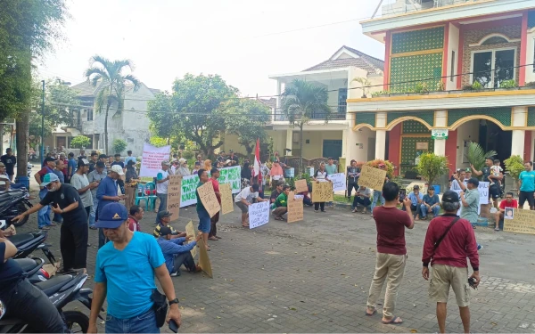 Thumbnail Berita - Ketua Fraksi Partai Golkar DPRD Kota Malang Dukung Warga Puri Cempaka Putih II