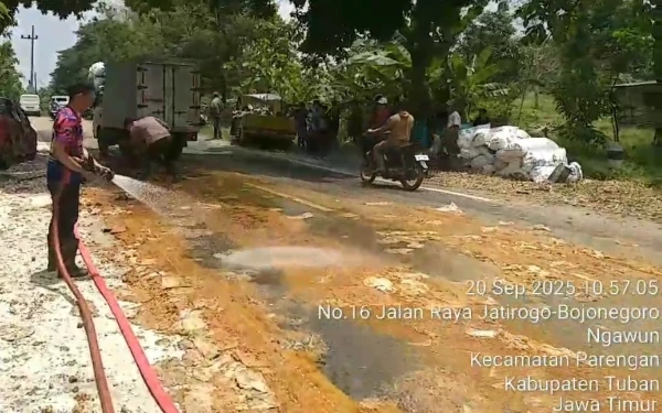Damkar Tuban Semprot Tumpahan Gula Merah Bekas Laka Lantas di Jalan Raya Singgahan-Parengan Tuban
