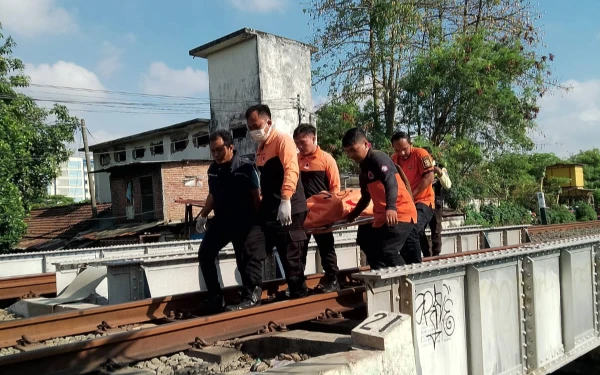 Thumbnail Berita - Warga Surabaya Tewas Tersambar Kereta Api, Ini Identitasnya