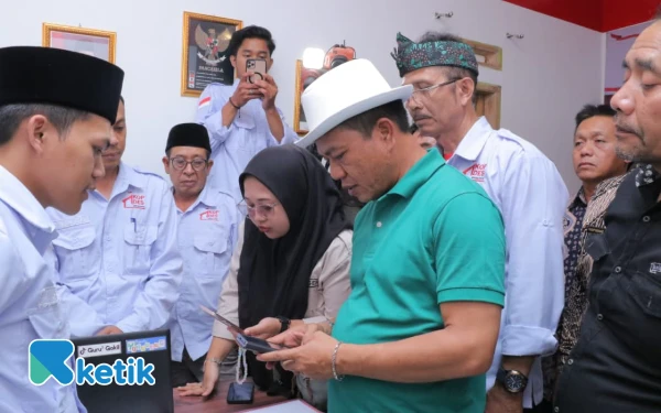 Thumbnail Berita - Resmikan Gerai KDMP Cikasungka, Bupati Bandung Kang DS Daftar Jadi Anggota Koperasi