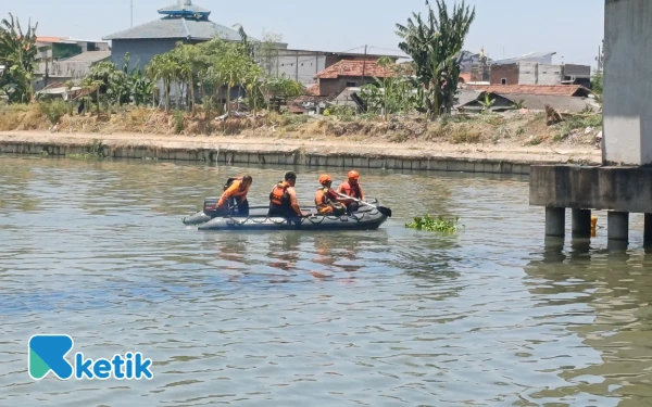 Thumbnail Berita - 2 Pencari Ikan Tenggelam saat Menebar Jala di Sungai Brantas Rolak Surabaya