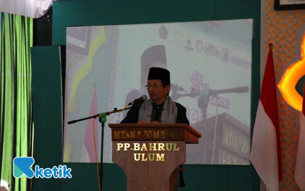 Thumbnail Menteri Agama Nasaruddin Umar di MTsN 3 Jombang yang berada di lingkungan Pesantren Bahrul Ulum Tambakberas, 22 September 2025. (Foto: Rahmat Rifadin/Ketik)