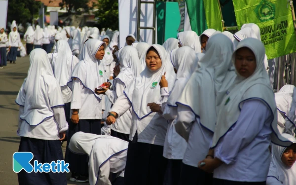 Thumbnail Para santri Pesantren Tambakberas antusias dengan kehadiran Menteri Agama Nasaruddin Umar di sekolahnya, 22 September 2025.  (Foto: Rahmat Rifadin/Ketik)