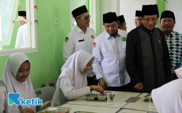 Thumbnail Menteri Agama Nasaruddin Umar mengecek Program Makan Bergizi Gratis (MBG) untuk Santri di MTsN 4 Jombang Pesantren Denanyar, 22 September 2025.  (Foto: Rahmat Rifadin/Ketik)