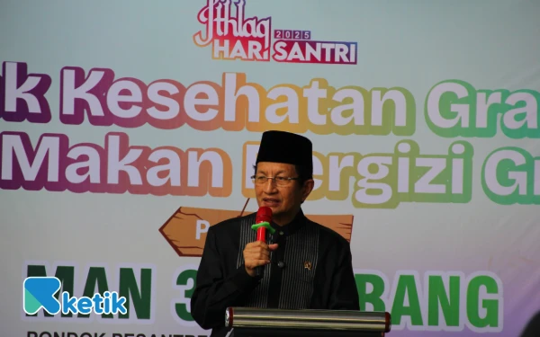 Thumbnail Kehadiran Menag Nasaruddin Umar ke Jombang untuk menghadiri acara Ithlaq atau peluncuran rangkaian acara Hari Santri 2025, 22 September 2025.  (Foto: Rahmat Rifadin/Ketik)