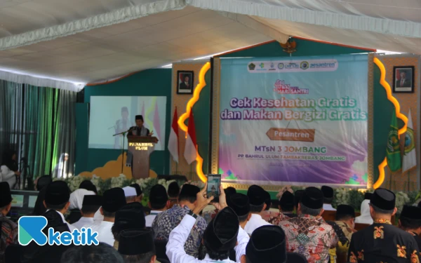 Thumbnail Di empat pesantren bersejarah itu, Nasaruddin mengunjungi Program Cek Kesehatan Gratis (CKG) dan Makan Bergizi Gratis (MBG) untuk para santri. Acara utama yakni Halaqoh Astaloka, seminar, dan peluncuran logo serta tema Hari Santri 2025 dilaksanakan di Tebuireng.  (Foto: Rahmat Rifadin/Ketik)
