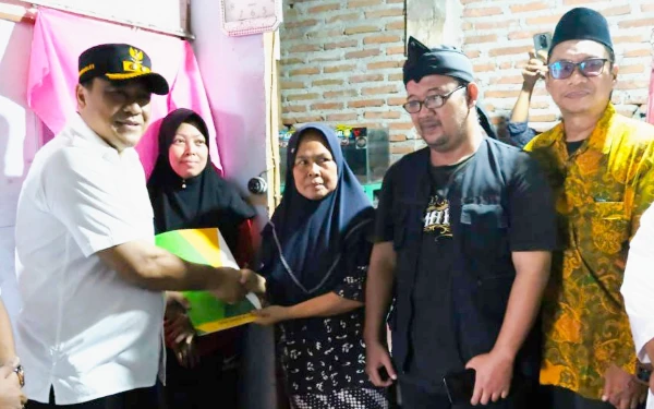 Thumbnail Wakil Bupati Pemalang Serahkan Bantuan RTLH di Randudongkal
