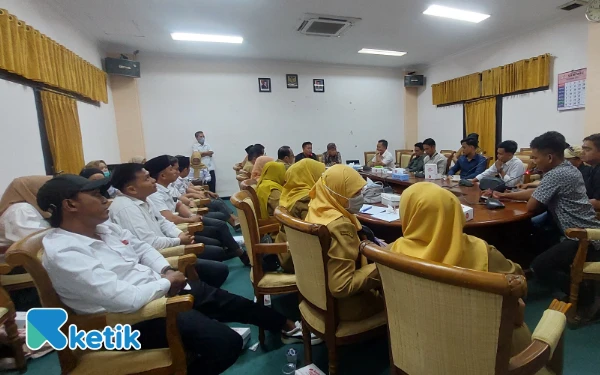 Thumbnail Berita - [FOTO] Audiensi Nakes dengan DPRD Sampang Adukan PPPK Paruh Waktu