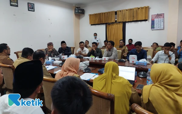 Thumbnail Wakil Ketua DPRD Sampang, Moh. Iqbal Fatoni saat meminta penjelasan kepada dinas terkait soal para nakes yang tidak diusulkan PPPK paruh waktu (Foto: Mat Jusi/Ketik).