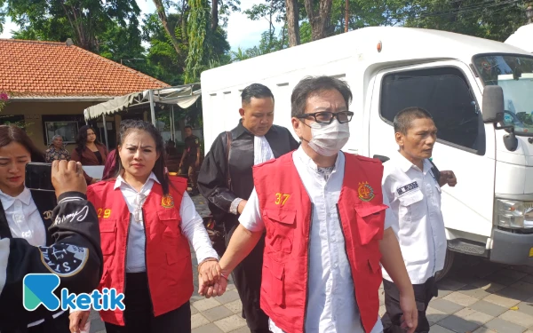 Thumbnail Berita - Kasus Perusakan Mobil, Jan Hwa Diana dan Suami Dituntut 8 Bulan Penjara oleh JPU