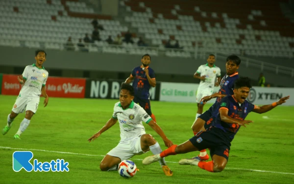 Thumbnail Pemain Sumsel United berusaha melewati pemain Persiraja dalam laga lanjutan Championship 2025–2026 di Stadion Gelora Jakabaring, Palembang, Senin 22 September 2025. Dalam laga tersebut Sumsel United mendapatkan poin penuh atas Persiraja 3-2 yang di cetak oleh Diego Dall'eca (26'), Juninho Cabral (78'), dan Aziz Hutagalung (81'). (Foto: Wahyu Rahmanto/Ketik)
