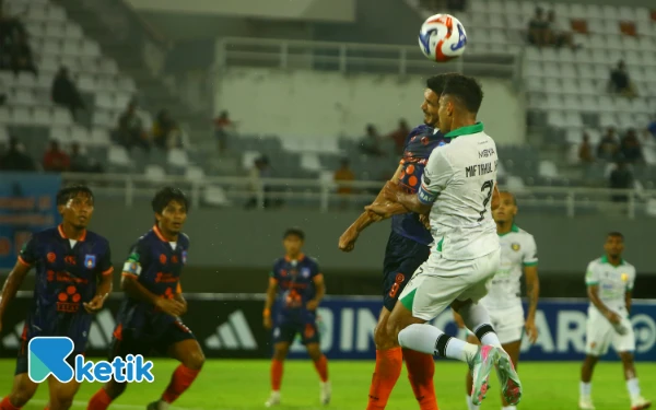 Thumbnail Pemain Persiraja berebut bola atas dengan pemain Sumsel United dalam laga lanjutan Championship 2025–2026 di Stadion Gelora Jakabaring, Palembang, Senin 22 September 2025. Dalam laga tersebut Sumsel United mendapatkan poin penuh atas Persiraja 3-2 yang di cetak oleh Diego Dall'eca (26'), Juninho Cabral (78'), dan Aziz Hutagalung (81'). (Foto: Wahyu Rahmanto/Ketik)