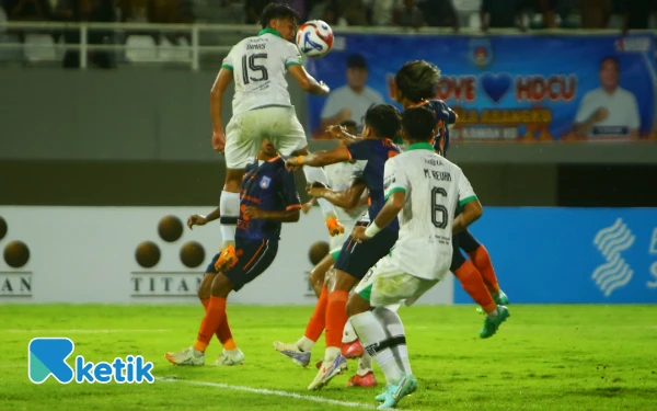 Thumbnail Pemain Persiraja berebut bola atas dengan pemain Sumsel United dalam laga lanjutan Championship 2025–2026 di Stadion Gelora Jakabaring, Palembang, Senin 22 September 2025. Dalam laga tersebut Sumsel United mendapatkan poin penuh atas Persiraja 3-2 yang di cetak oleh Diego Dall'eca (26'), Juninho Cabral (78'), dan Aziz Hutagalung (81'). (Foto: Wahyu Rahmanto/Ketik)