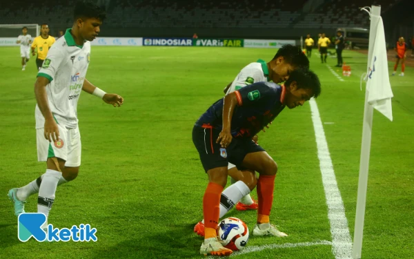 Thumbnail Pemain Sumsel United berusaha melewati pemain Persiraja dalam laga lanjutan Championship 2025–2026 di Stadion Gelora Jakabaring, Palembang, Senin 22 September 2025. Dalam laga tersebut Sumsel United mendapatkan poin penuh atas Persiraja 3-2 yang di cetak oleh Diego Dall'eca (26'), Juninho Cabral (78'), dan Aziz Hutagalung (81'). (Foto: Wahyu Rahmanto/Ketik)