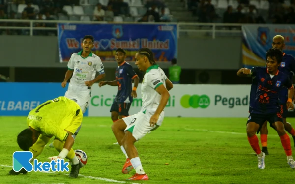 Thumbnail Pemain Persiraja berusaha merebut bola dari kiper Sumsel United dalam laga lanjutan Championship 2025–2026 di Stadion Gelora Jakabaring, Palembang, Senin 22 September 2025. Dalam laga tersebut Sumsel United mendapatkan poin penuh atas Persiraja 3-2 yang di cetak oleh Diego Dall'eca (26'), Juninho Cabral (78'), dan Aziz Hutagalung (81'). (Foto: Wahyu Rahmanto/Ketik)