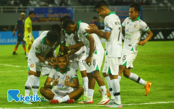 Thumbnail Pemain Persiraja Cannor Flynn melakukan selebrasi usai mencet gol ke gawang Sumsel United dalam laga lanjutan Championship 2025–2026 di Stadion Gelora Jakabaring, Palembang, Senin 22 September 2025. Dalam laga tersebut Sumsel United mendapatkan poin penuh atas Persiraja 3-2 yang di cetak oleh Diego Dall'eca (26'), Juninho Cabral (78'), dan Aziz Hutagalung (81'). (Foto: Wahyu Rahmanto/Ketik)