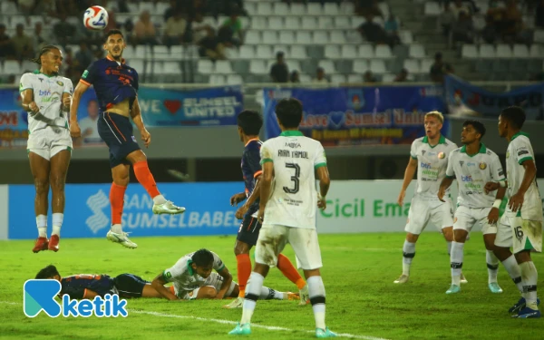 Thumbnail Pemain Persiraja berebut bola atas dengan pemain Sumsel United dalam laga lanjutan Championship 2025–2026 di Stadion Gelora Jakabaring, Palembang, Senin 22 September 2025. Dalam laga tersebut Sumsel United mendapatkan poin penuh atas Persiraja 3-2 yang di cetak oleh Diego Dall'eca (26'), Juninho Cabral (78'), dan Aziz Hutagalung (81'). (Foto: Wahyu Rahmanto/Ketik)