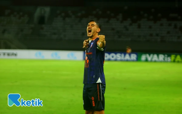 Thumbnail Pemain Sumsel United Diego Dall'eca melakukan selebrasi usai mencetak gol ke gawang Persiraja  dalam laga lanjutan Championship 2025–2026 di Stadion Gelora Jakabaring, Palembang, Senin 22 September 2025. Dalam laga tersebut Sumsel United mendapatkan poin penuh atas Persiraja 3-2 yang di cetak oleh Diego Dall'eca (26'), Juninho Cabral (78'), dan Aziz Hutagalung (81'). (Foto: Wahyu Rahmanto/Ketik)