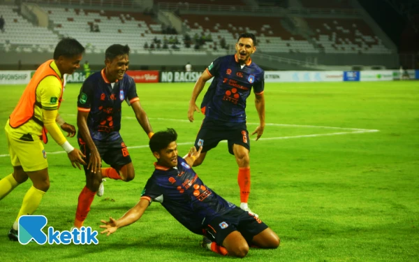 Thumbnail Pemain Sumsel United  Aziz Hutagalung melakukan selebrasi usai mencetak gol ke 3 ke gawang Persiraja  dalam laga lanjutan Championship 2025–2026 di Stadion Gelora Jakabaring, Palembang, Senin 22 September 2025. Dalam laga tersebut Sumsel United mendapatkan poin penuh atas Persiraja 3-2 yang di cetak oleh Diego Dall'eca (26'), Juninho Cabral (78'), dan Aziz Hutagalung (81'). (Foto: Wahyu Rahmanto/Ketik)