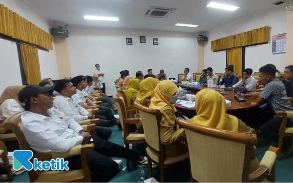 Thumbnail Berita - Puluhan Nakes Tersingkir dari Usulan PPPK Paruh Waktu, Diduga Akibat Intervensi Oknum DPRD Sampang Inisial R