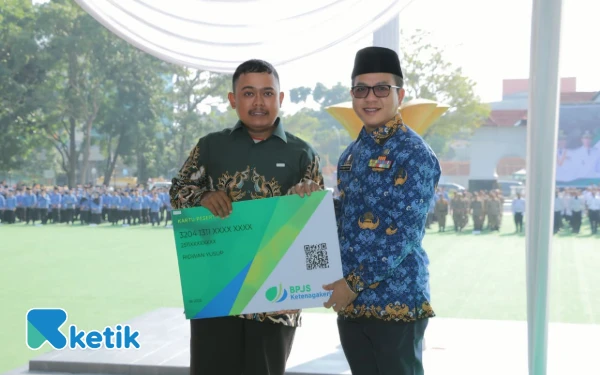 Thumbnail Berita - Bupati Bandung Bagikan BPJS Ketenagakerjaan Gratis untuk Pelaku Transportasi Umum
