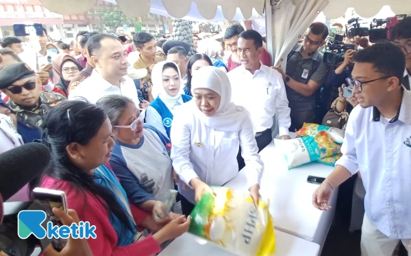 Thumbnail Berita - Gubernur Khofifah Asyik Borong Beras untuk Warga, Mentan Amran Gak Mau Kalah Ikut Traktir