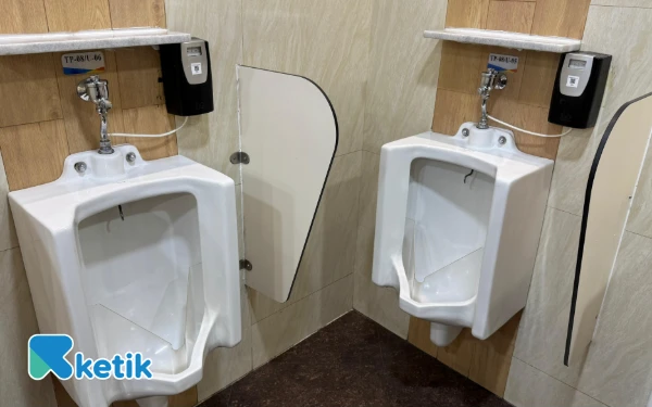 Thumbnail Berita - Cegah Najis Tak Terlihat! Amal Jariyah Bagi Pemimpin yang Pasang Mika Urine Protector pada Toilet Kantornya
