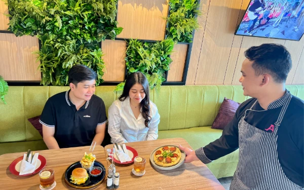 Thumbnail Berita - Lezatnya Cheese Burger dan Beef Rasher Pizza, Lelehan Kejunya Bikin Ketagihan