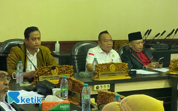 Thumbnail Berita - DPRD Surabaya Bongkar Aturan Tiga KK Satu Alamat, Sepakat Cabut SE dan Dorong Perda Baru