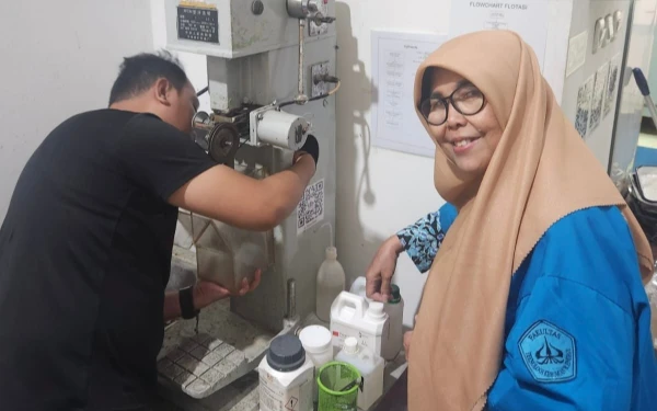 Thumbnail Berita - Tak Pernah Terlambat Belajar, Wisudawan Tertua ITS Raih Doktor dengan IPK 3,95