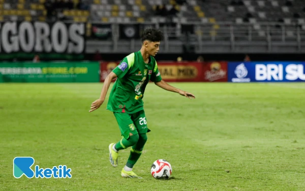 Thumbnail Berita - Cerita Dimas Wicaksono, Jebolan Internal Persebaya Debut di Tim Senior