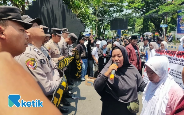 Thumbnail Berita - Polres Sampang Didemo Nenek Korban Pencabulan, Desak Penangkapan Basir dan Minta Kapolda Jatim Turun Tangan