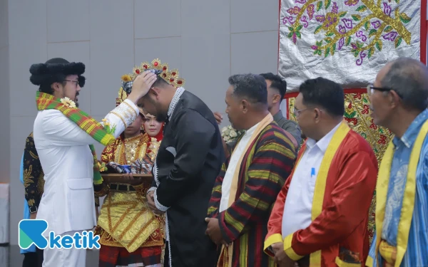 Thumbnail Berita - Sultan Bacan Kukuhkan Murhidin Harisi, Bupati Bassam Simbol Kehormatan Paguyuban Wakatobi Halsel