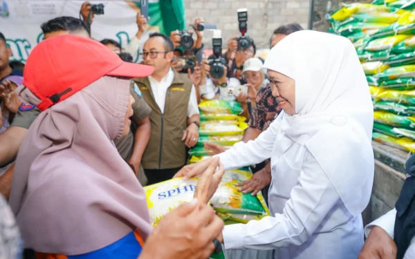 Thumbnail Berita - Pasar Murah ke-106 Digelar Di Kawasan Dupak Surabaya, Gubernur Khofifah Pastikan Harga Bahan Pokok Terjangkau