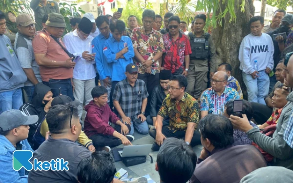 Thumbnail Berita - Puluhan Massa Gelar Demo Surabaya Darurat Korupsi di Depan Balai Kota, Pemkot Turunkan Asisten 1 Temui Demonstran