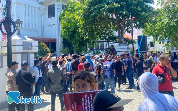 Thumbnail Berita - Demo Surabaya Darurat Korupsi, Massa Solidaritas Merah Putih Kritik Belanja Fantastis Pemkot