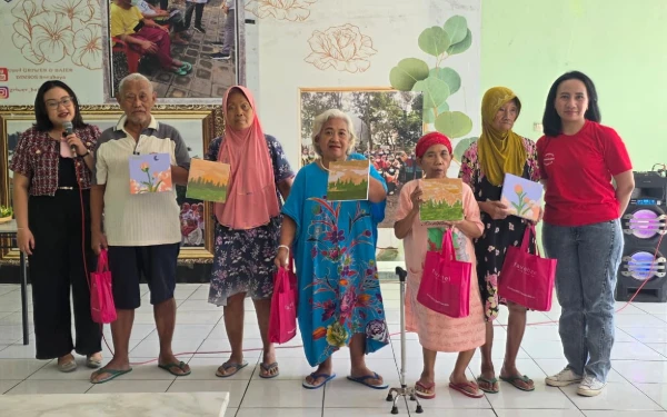 Thumbnail Berita - favehotel MEX Tunjungan Surabaya Rayakan Ultah Ke-15 Bersama Lansia Panti Jompo Griya Werdha