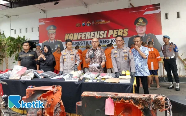 Thumbnail Berita - Polisi Sebut Aksi Bom Molotov di DPRD Kota Malang Atas Perintah Orang Tak Dikenal