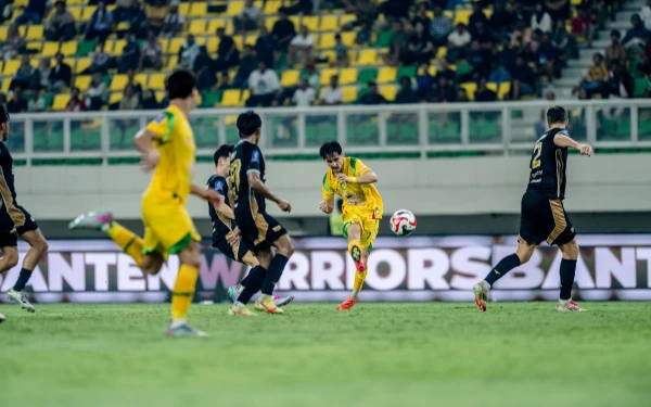 Thumbnail Berita - Penalti Bruno Moreira Bawa Persebaya Terhindar dari Kekalahan, Lawan Dewa United