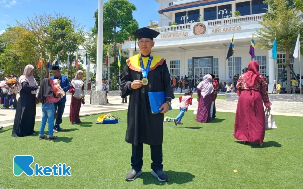 Thumbnail Berita - Tokoh Pertanian HM Arum Sabil Resmi Wisuda Magister Kesehatan Lingkungan UNAIR